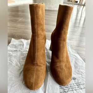Suede brown short boots (low heel)